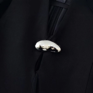 Robe noire ajustée élégante avec boucle métallique argentée polie en forme de galet