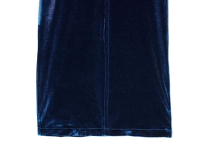 Gros plan sur la robe en velours bleu marine montrant les coutures et la texture du tissu