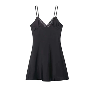 Robe nuisette élégante en satin noir pour femme avec col en V en dentelle et bretelles