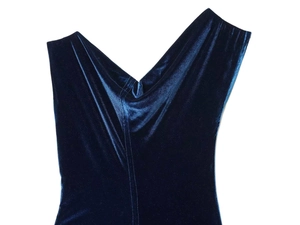 Détail de robe midi élégante en velours bleu foncé avec col en V et texture douce