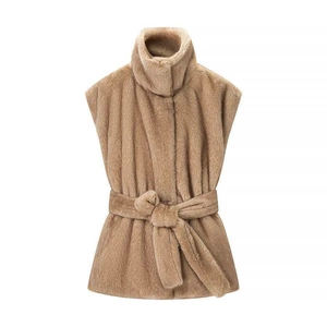 Gilet en fausse fourrure marron clair pour femme avec col montant et ceinture nouée