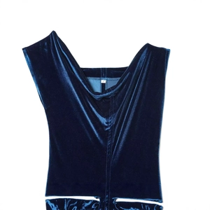 Top court en velours bleu marine avec découpe à la taille et col large élégant