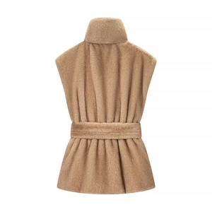 Gilet femme en fausse fourrure camel avec col montant et ceinture à nouer