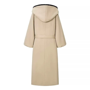 Vista posteriore di un lungo cappotto beige con cappuccio, cintura e maniche ampie