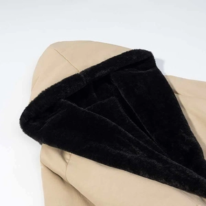 Parka invernale kaki con cappuccio e calda fodera in pelliccia sintetica nera