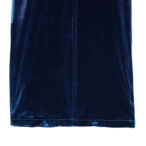 Robe midi élégante en velours bleu marine avec taille ajustée et texture soyeuse