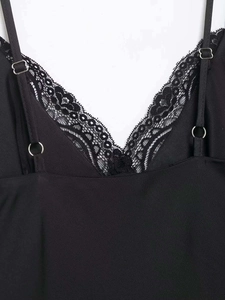 Détail du décolleté en V avec bordure en dentelle noire et fines bretelles réglables
