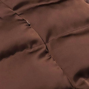 Détail du tissu matelassé marron foncé avec coutures soignées et fermeture invisible