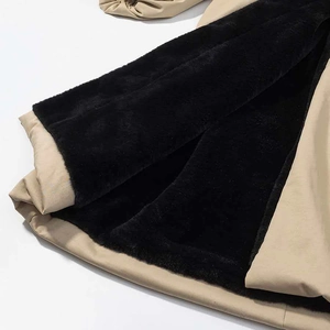 Dettaglio del parka kaki con fodera in pelliccia sintetica nera e polsini elastici