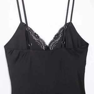 Robe nuisette élégante en satin noir avec dentelle cils et bretelles réglables