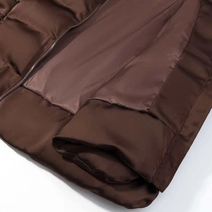 Vue détaillée de la doudoune marron matelassée avec doublure lisse et fermeture éclair