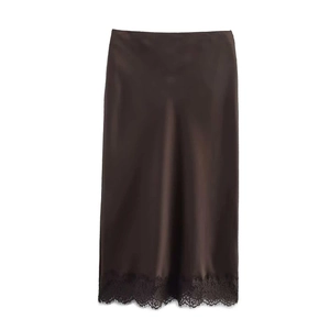 Jupe midi en satin marron foncé élégante avec bordure en dentelle et texture soyeuse