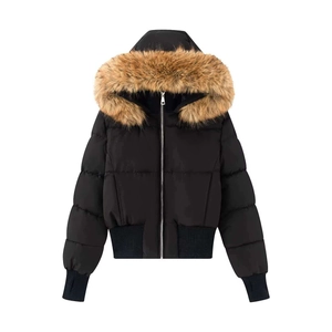Veste matelassée courte noire avec large col en fourrure marron et poignets côtelés