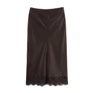 Jupe mi-longue élégante en satin marron foncé avec dentelle noire délicate