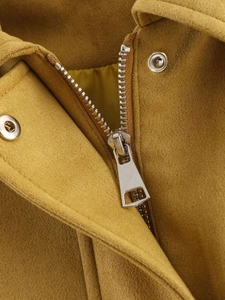 Dettaglio del bomber giallo senape in finta pelle scamosciata con zip e bottoni argentati