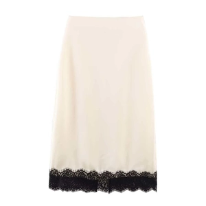 Jupe midi élégante en satin ivoire avec une bordure en dentelle noire au bas