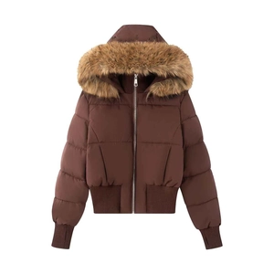 Doudoune d'hiver pour femme marron foncé avec bordure en fausse fourrure sur la capuche