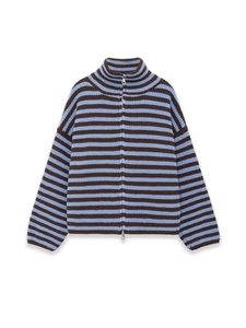 Detalle de la chaqueta de punto a rayas marrones y azul claro con cremallera doble plateada