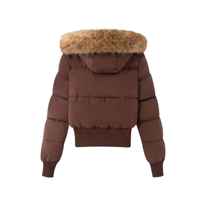 Détail d'une veste d'hiver avec capuche en fausse fourrure et texture matelassée au dos