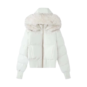 Détail d'une doudoune blanche à capuche avec col en fausse fourrure et poignets côtelés
