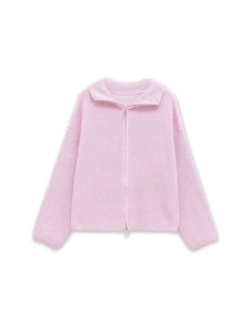 Primer plano de la textura de punto grueso y cremallera de esta chaqueta de punto rosa