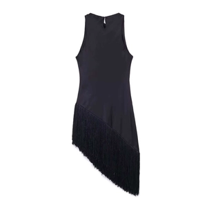 Top elegante in raso nero con scollo all'americana, frange e orlo asimmetrico