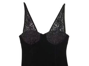 Détail de haut élégant en velours noir à col en V avec patchwork de dentelle et broderies