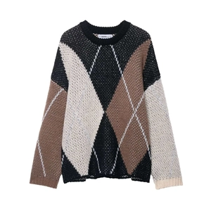 Pull en tricot rétro à losanges avec col rond et motifs noirs, marrons et crème