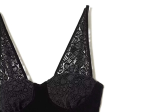 Vue macro détaillée de dentelle florale fine et de velours noir avec un décolleté en V profond