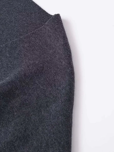 Gros plan sur la texture du tricot gris foncé avec une finition douce de style laineux
