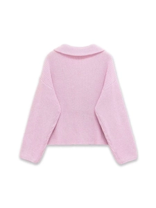 Detalle de jersey de rayas rosas con textura de punto grueso y diseño de solapa suave