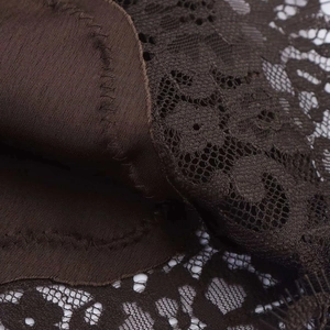 Détail macro de dentelle florale marron foncé avec couture fine et texture satinée