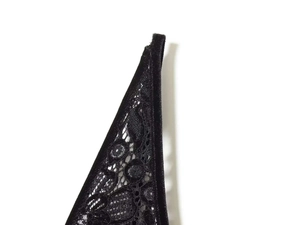 Détail de dentelle noire délicate avec finitions élégantes en velours soyeux