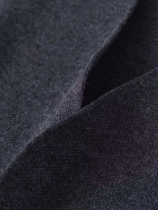 Vue macro d'un tissu en laine mélangée gris foncé avec texture brossée douce