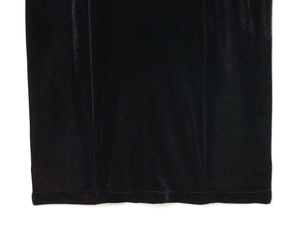 Gros plan de l'ourlet d'une robe en velours noir montrant la texture fine du tissu chic