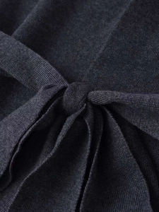 Détail de la maille gris foncé montrant la texture fine et la ceinture nouée souple