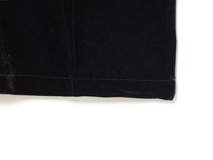 Vue détaillée du tissu en velours noir de la robe montrant la couture et la texture