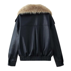 Vue arrière d'une veste en similicuir noir avec un grand col en fourrure marron amovible