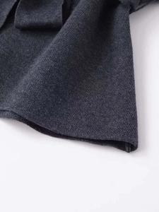 Détail de maille gris foncé montrant la texture sergé de qualité et la finition douce