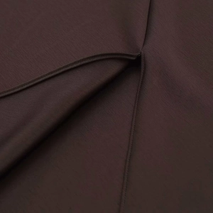 Vue macro du tissu satiné marron foncé montrant la fente et les détails de couture