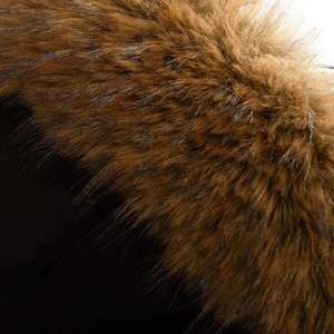 Détail du col en fausse fourrure et du tissu noir sur le manteau parka d'hiver