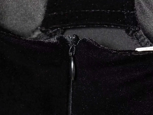 Vue détaillée de la fermeture éclair invisible sur une robe noire en velours