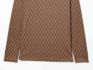 Détail du haut thermique avec motif géométrique de losanges marron et finitions précises