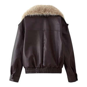 Détail du dos de la veste en cuir marron avec un col en fourrure et un ourlet élastique
