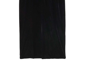 Détail des coutures et de l'ourlet fendu sur cette robe en velours noir élégante