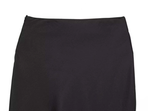 Detail eines schwarzen High-Waist-Spitzenrocks mit glatter Textur und verdecktem Reißverschluss