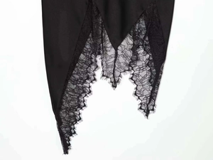 Detailansicht des eleganten schwarzen Spitzen-Patchwork-Saums mit Wimpernspitze auf Satin