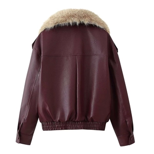 Vue arrière détaillée d'une veste en cuir bordeaux avec col en fausse fourrure et ourlet élastique