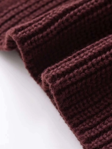 Primer plano de punto acanalado rojo oscuro que muestra textura gruesa y material suave