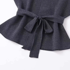 Vêtement en tricot gris foncé avec ceinture à nouer et ourlet à volants élégant